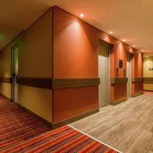 Hotel Hampton By Hilton Airport
